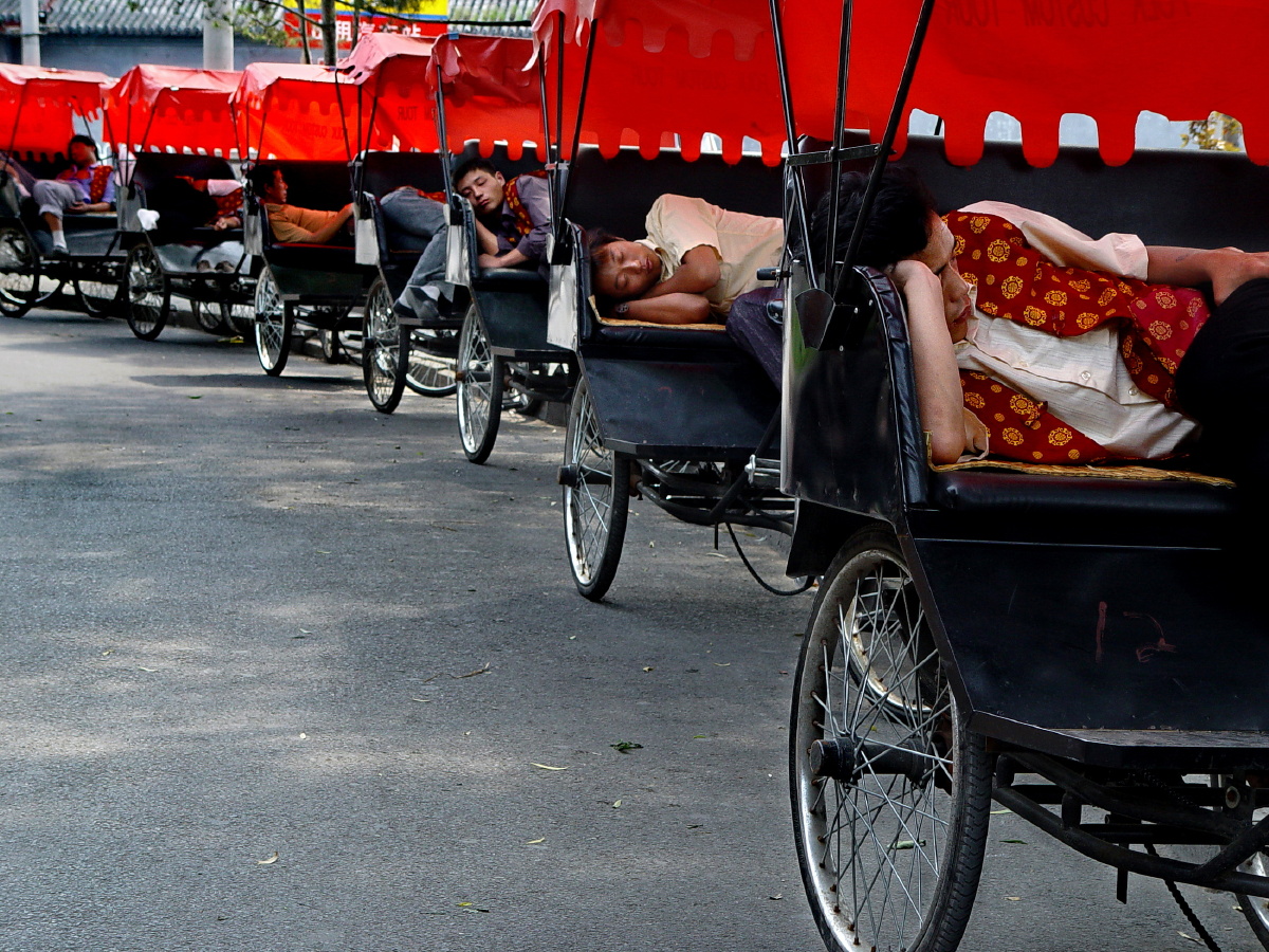 等待顾客的三轮车夫.胡同游成为后海一景.
