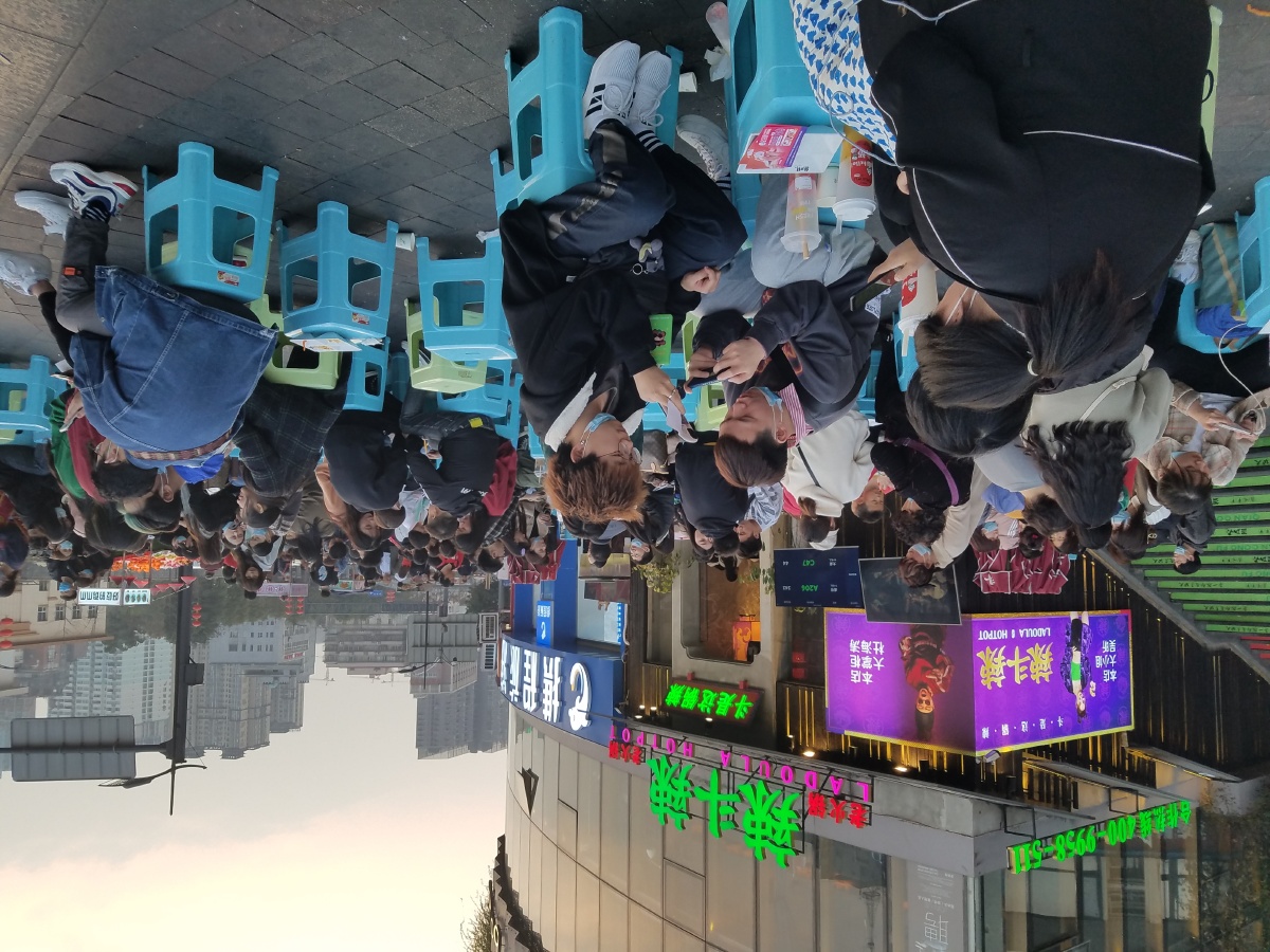 成都网红火锅店排队等餐场面很牛