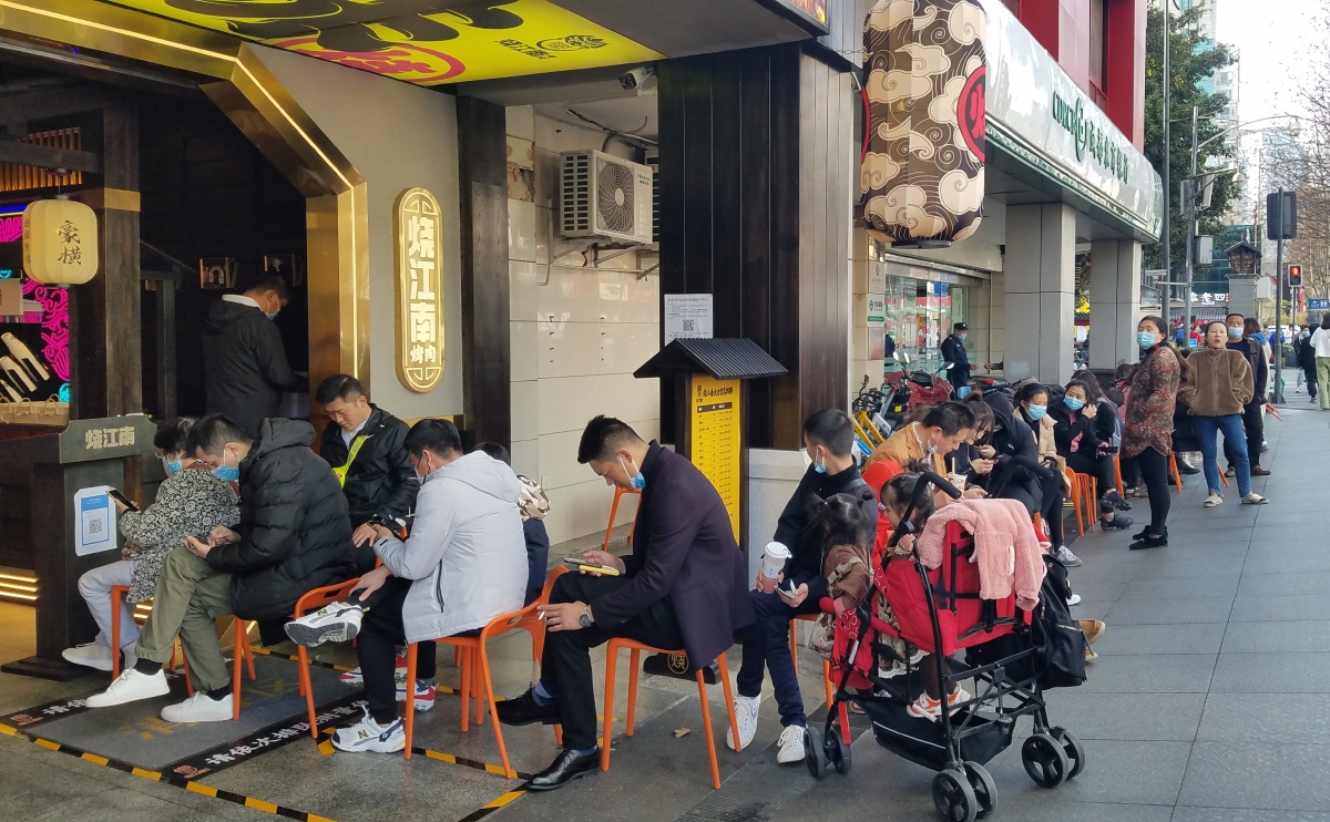成都网红火锅店排队等餐场面很牛