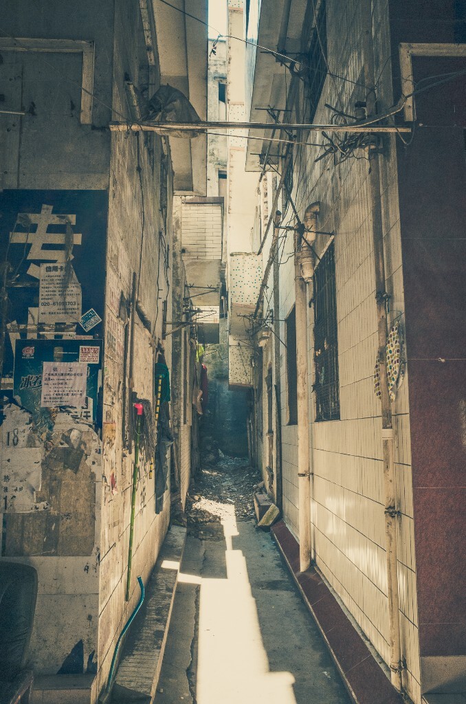 我不断在巷子间穿行,不亦乐乎(前提下你得忍受脏乱差),洗发水味、烟油味、垃圾味,偶尔还会闻到一点死老鼠味……然而在阳光的沐浴下,巷子透着生活的气息,你并不会觉得压抑或恐怖,潜意识里会觉得这是有人气的地方(嗯,这确是人住的)。
