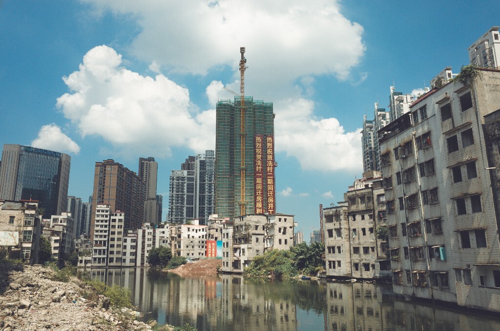 历经手机信号时有时无,终于跟着地图来到“湖边”,上了一个瓦砾堆积而成的土坡,穿过挂衣栏杆,眼前一亮——我进入了第三层梦境,有村民在钓鱼,也有小孩在戏水,四周可见新世纪的高楼大厦,与这里的衰败残破形成墙裂的对比!我真的怀疑自己进入了某个世界(容朕再次YY:这里拥有全息透明伪装的绝对领域,外面看不到里面,里面却能看到外面)……