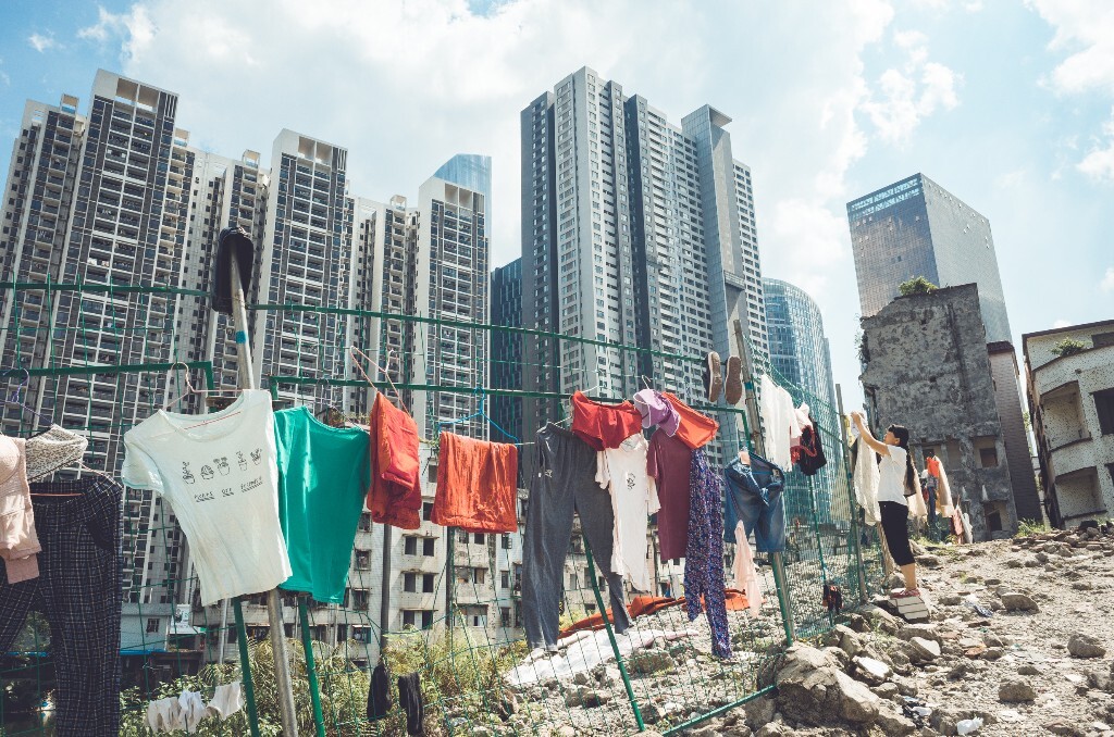 历经手机信号时有时无,终于跟着地图来到“湖边”,上了一个瓦砾堆积而成的土坡,穿过挂衣栏杆,眼前一亮——我进入了第三层梦境,有村民在钓鱼,也有小孩在戏水,四周可见新世纪的高楼大厦,与这里的衰败残破形成墙裂的对比!我真的怀疑自己进入了某个世界(容朕再次YY:这里拥有全息透明伪装的绝对领域,外面看不到里面,里面却能看到外面)……