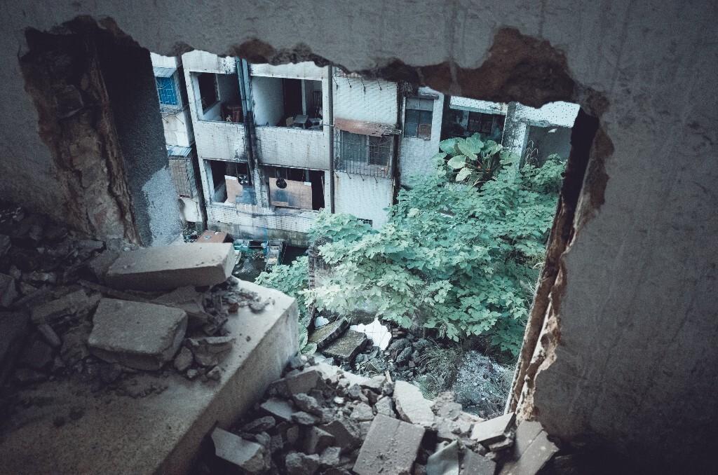 回到这颓垣败瓦之地……