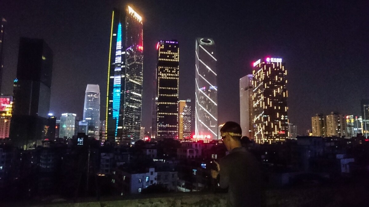 上一张手机拍的花絮片,就这么架着脚架在栏杆拍,搭档说为我的相机担忧……