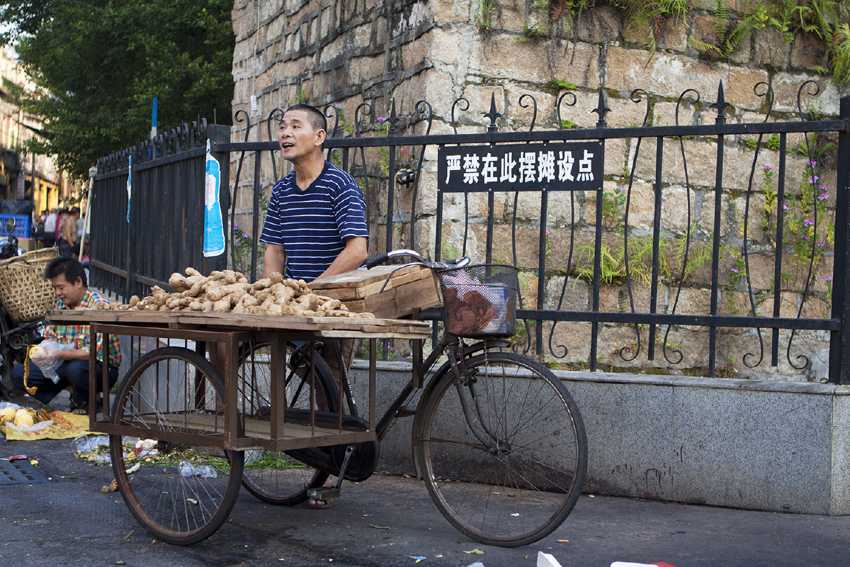 潮洲街头,禁令牌下,小贩仍在么喝生意.