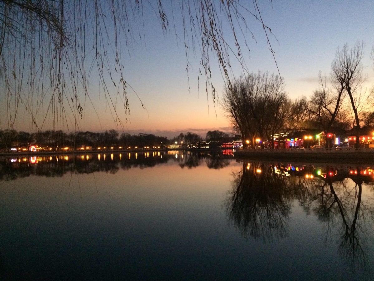 夜幕低垂华灯初上