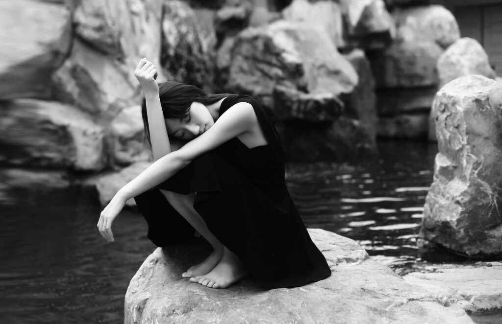 如果心是船，你是无尽的海，让我无处停摆。<br />
只是，<br />
从未抵达，也从未醒来。