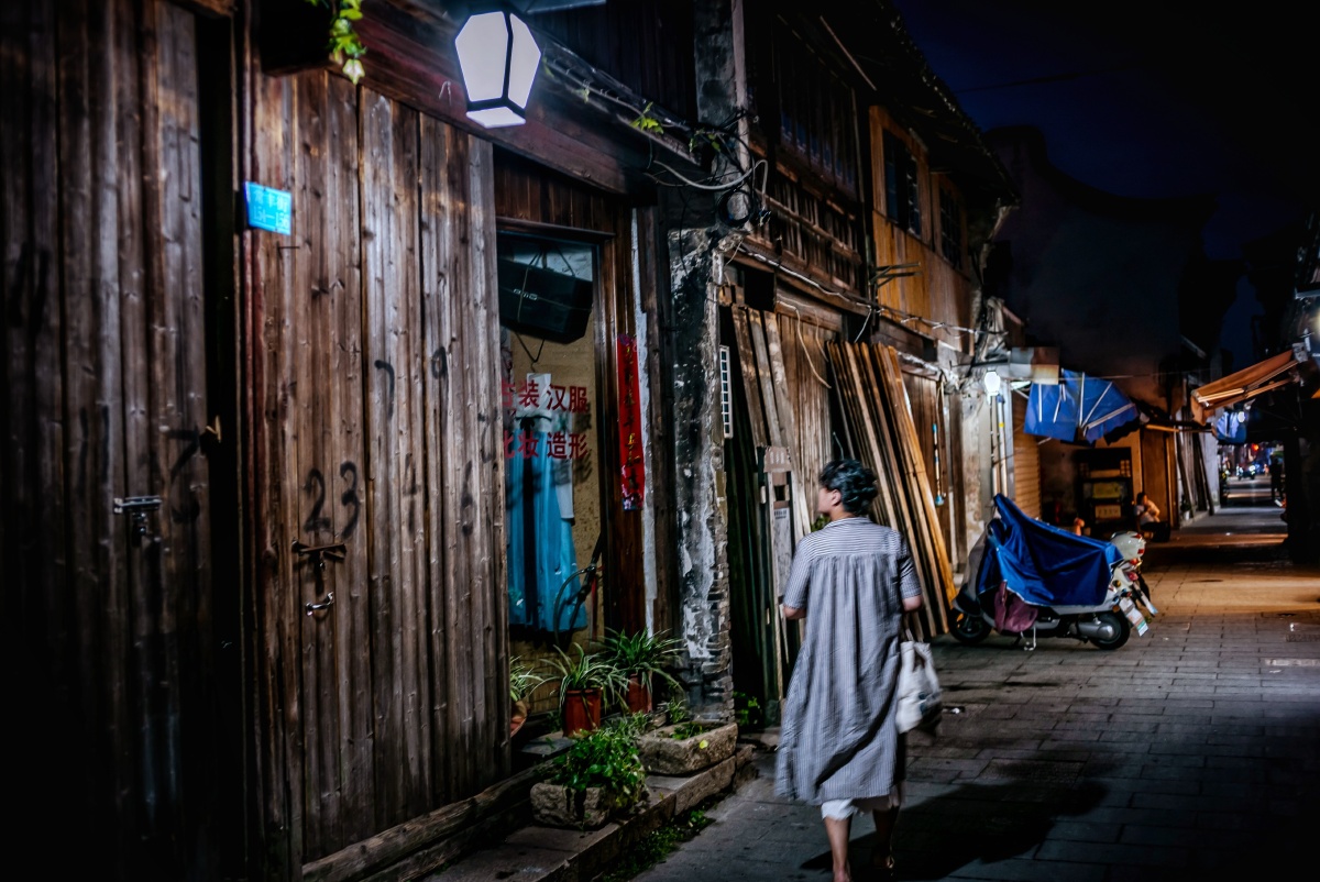 老街古巷老巷子里的风永远不急不缓地吹着高高的围墙雕花的屋檐岁月和
