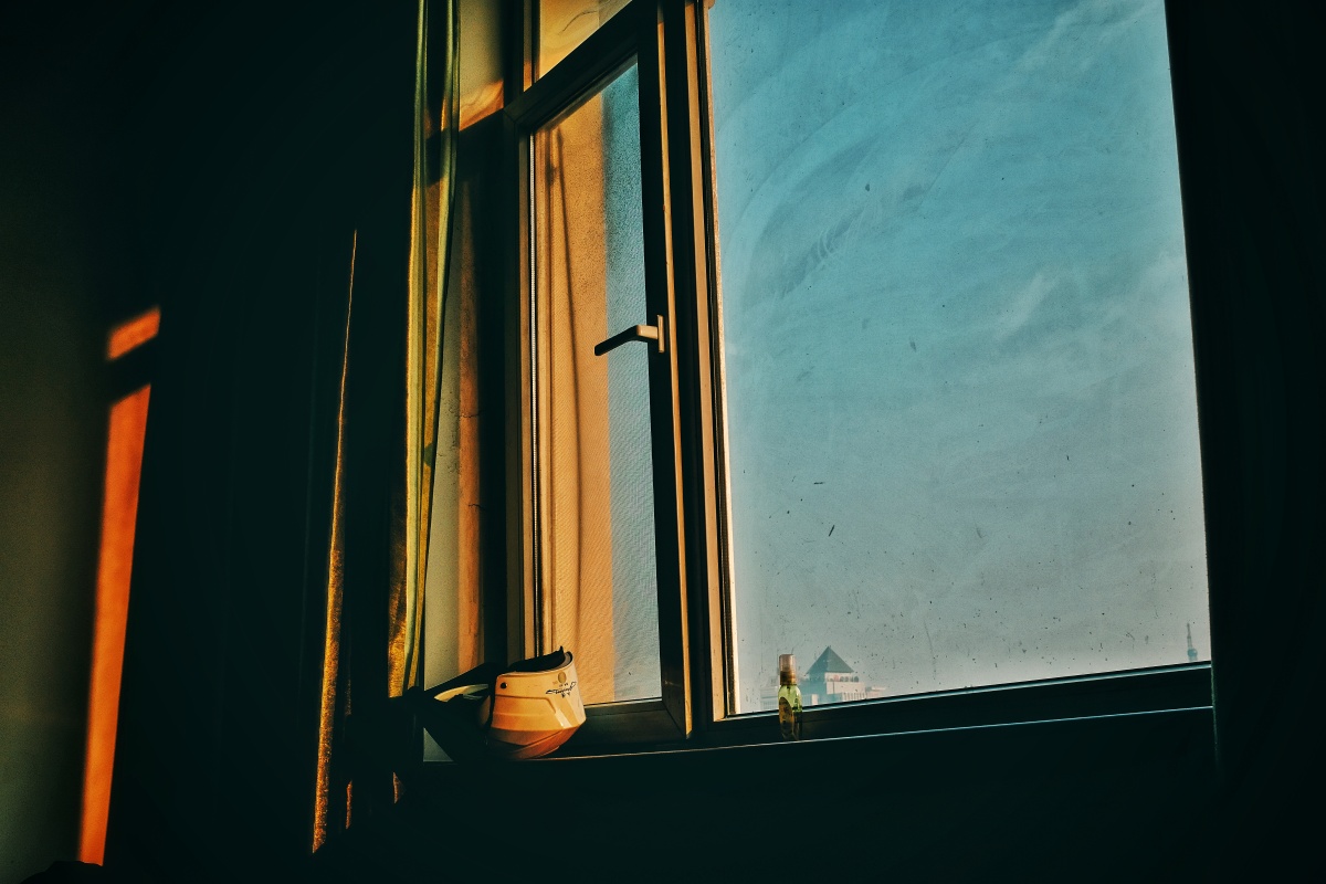 窗窗依旧是窗人依旧是人窗外的虫鸣未曾间断窗内的