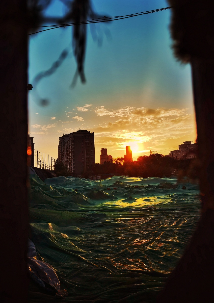 《废墟上的夕阳》 夕阳在废墟之上显得格外耀眼,废墟与夕阳的结合,有