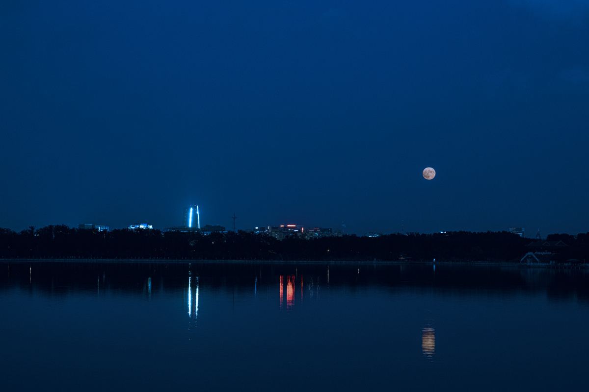 这个月十五的月亮十四圆这天颐和园里满是拍晚霞和等月亮的人