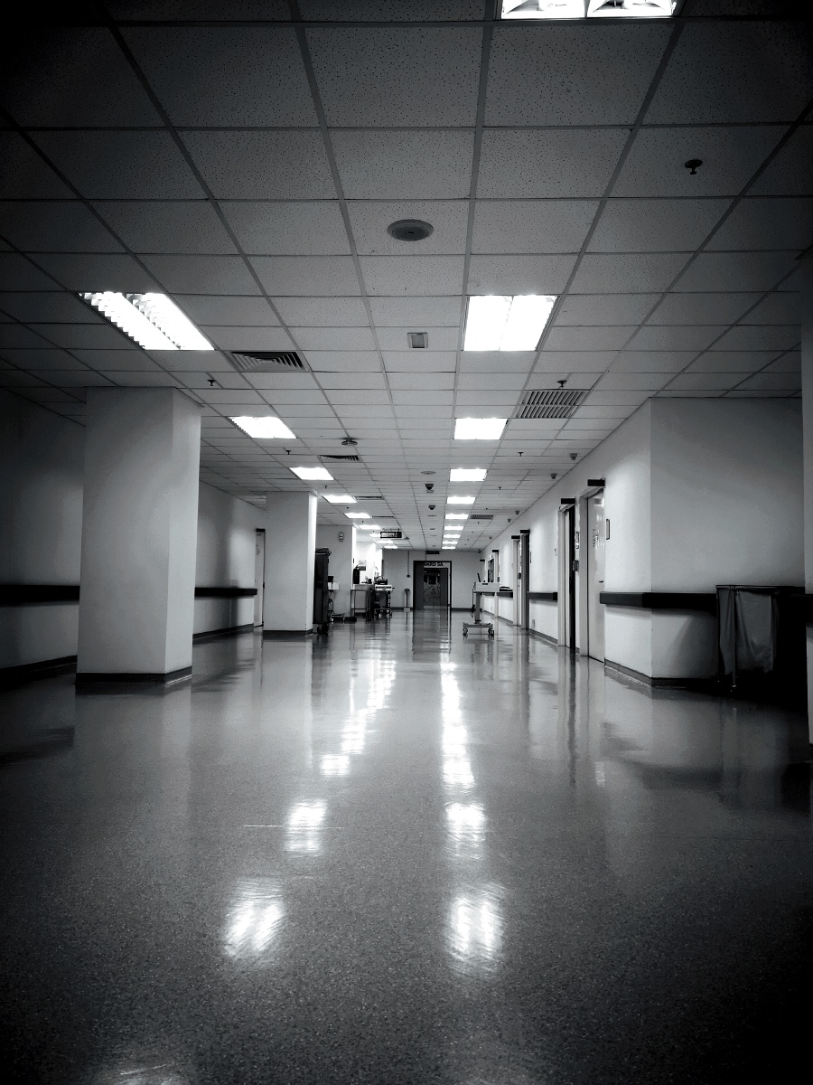 空无一人的医院走廊.显得格外冷清.