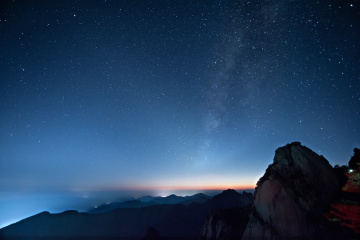 早了,星空未明;迟了,晚霞逝尽.