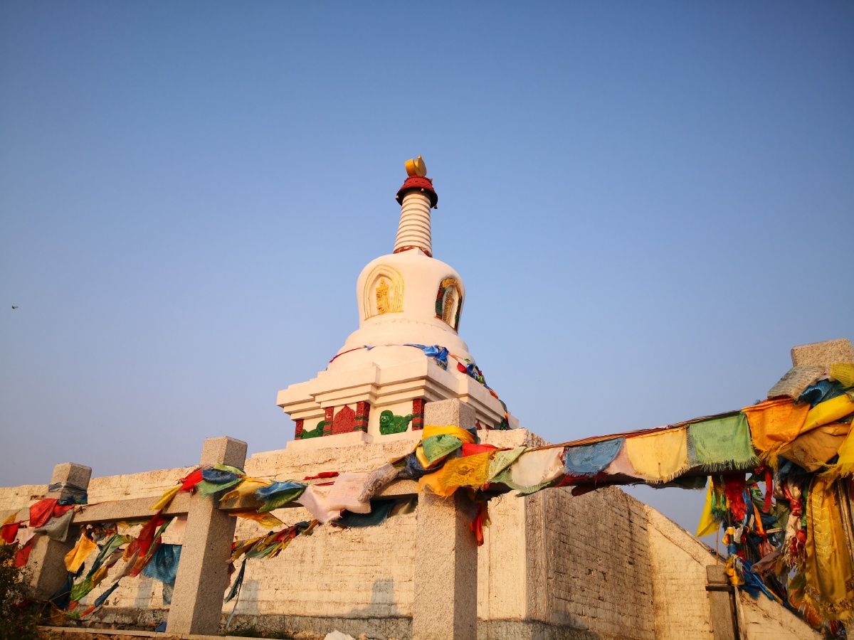 夕阳下的双合尔山白塔 - 施雷983 - 图虫