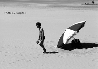 Le petit garçon sur la plage