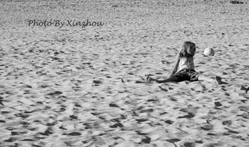 La petite fille sur la plage