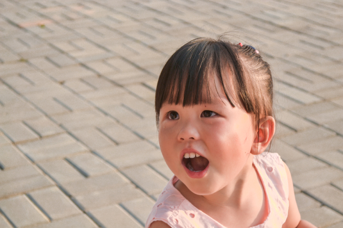 孩子的脸,说变就变 - 尼康, 抓拍, 纪实, 35mm, 儿