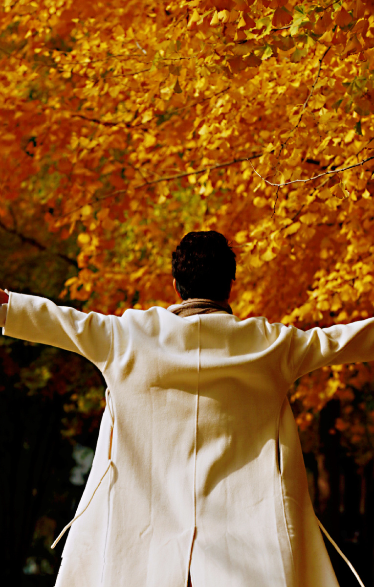 到了拍背影的年龄不敢转身怕惊了流年扰了年华