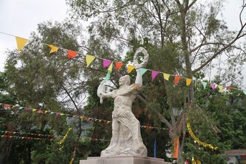 statue