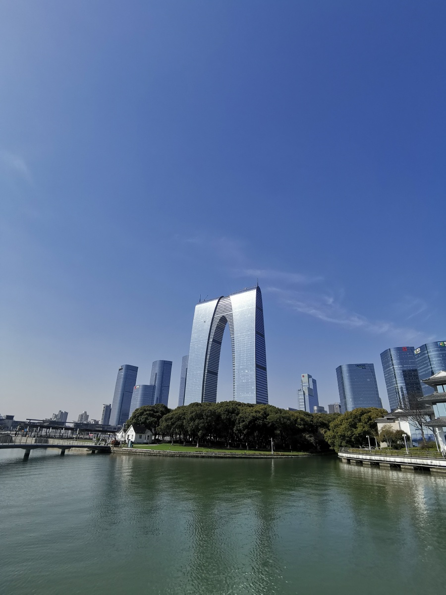 金鸡湖边东方之门