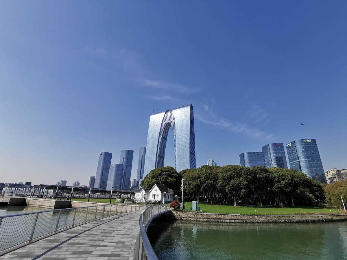 金鸡湖边东方之门