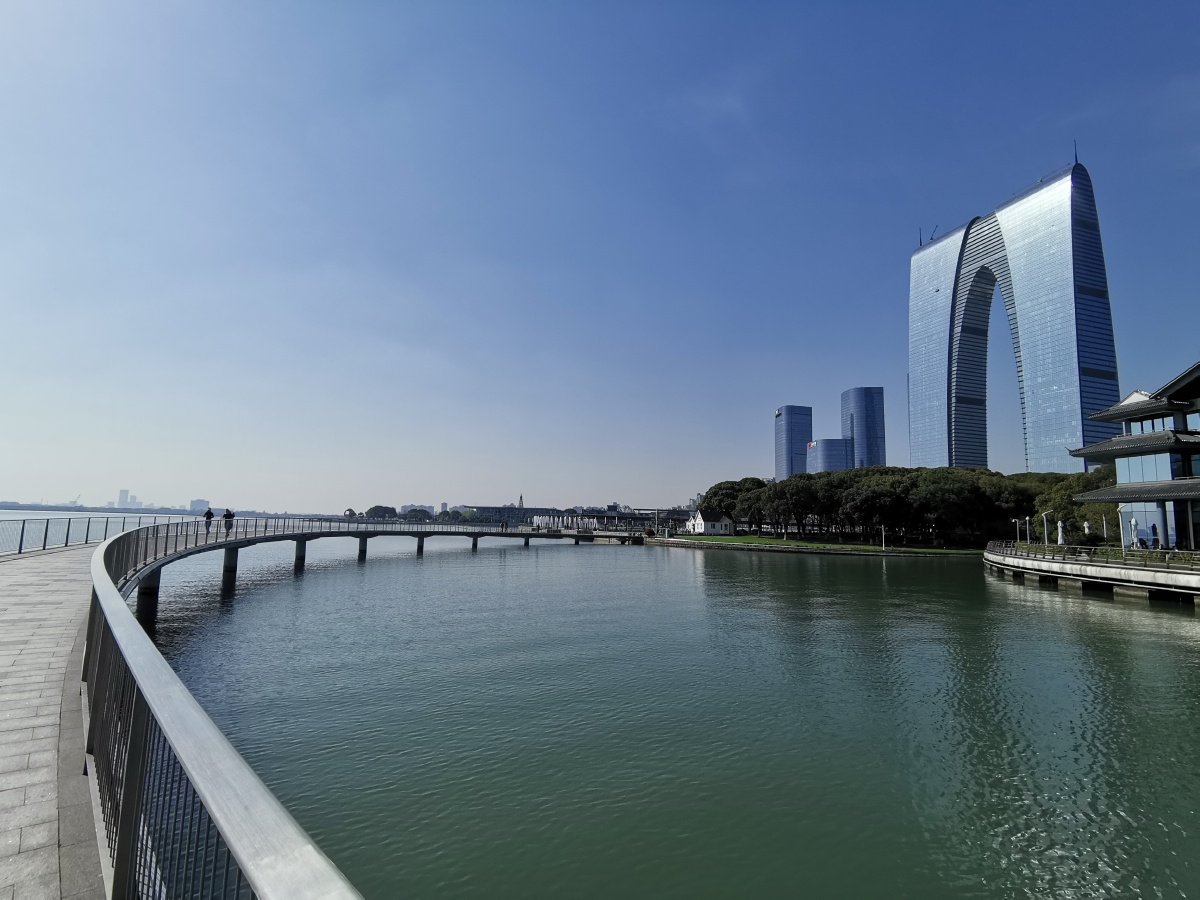 金鸡湖边东方之门