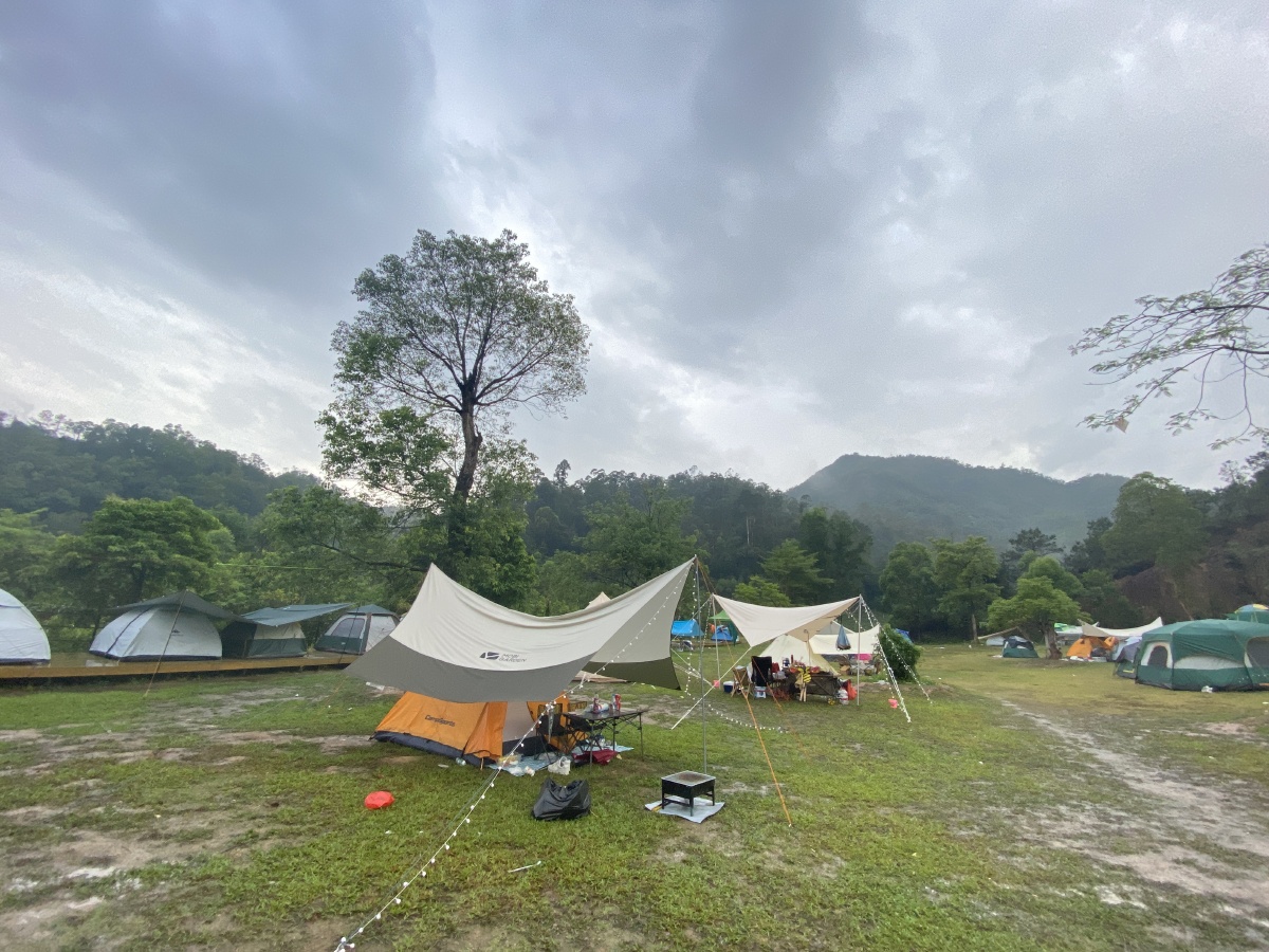 广东中山大尖山露营公园五一假期火爆了即使下雨天也阻挡不了露营的
