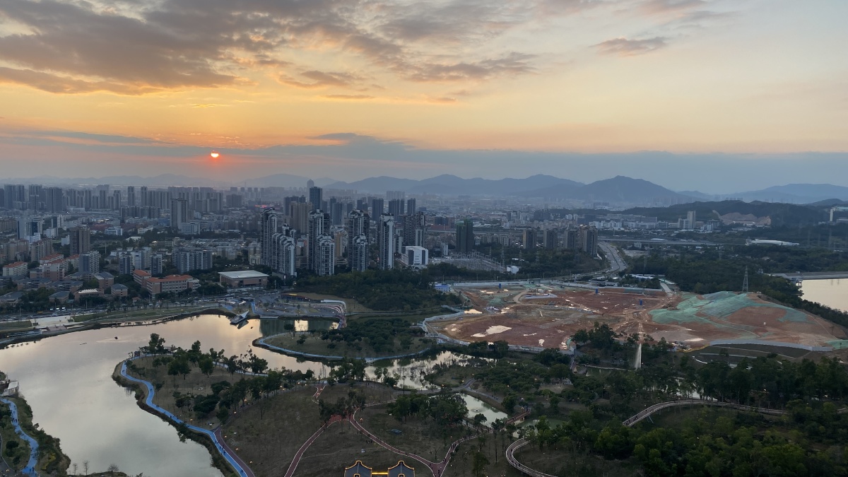 俯瞰珠海香洲区日落,在建的香山湖,密集的房子,发展中的城市
