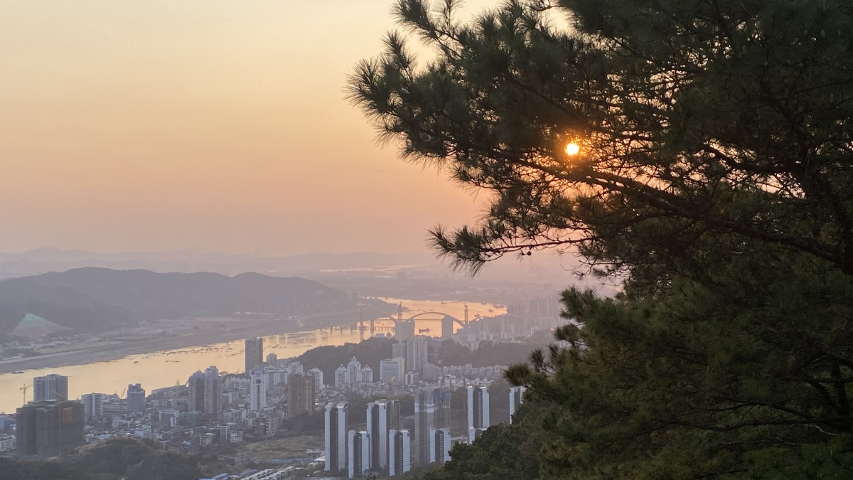 广西梧州白云山日落