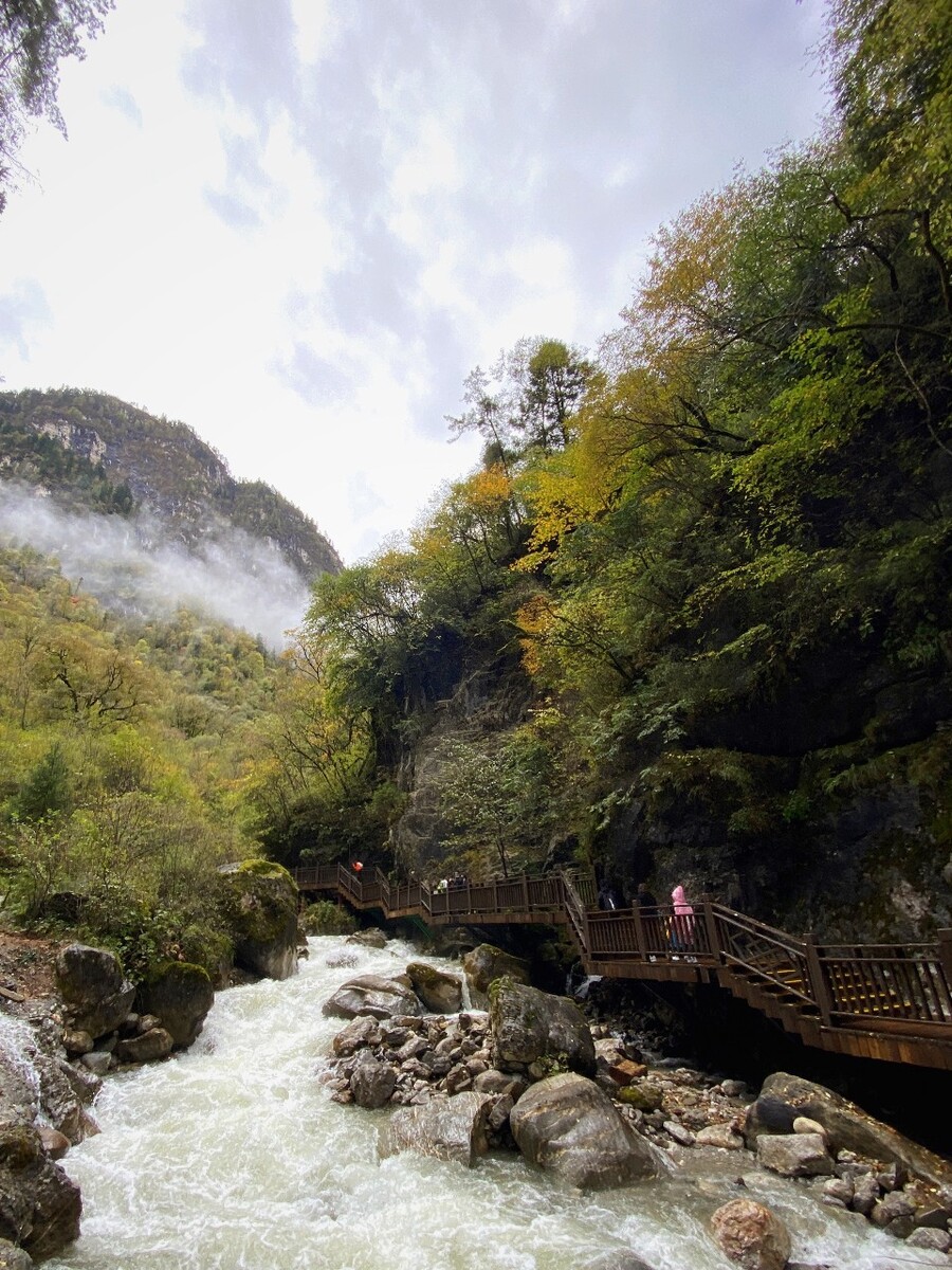 甘肃陇南官鹅沟官珠沟秋景,瀑布山色