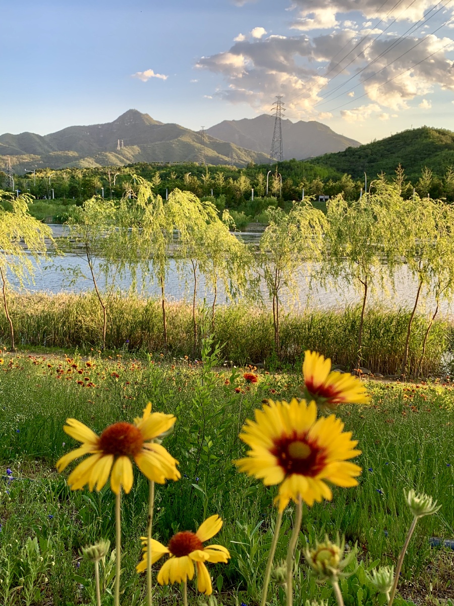 夕阳余晖映衬下的山水有一种安静的美