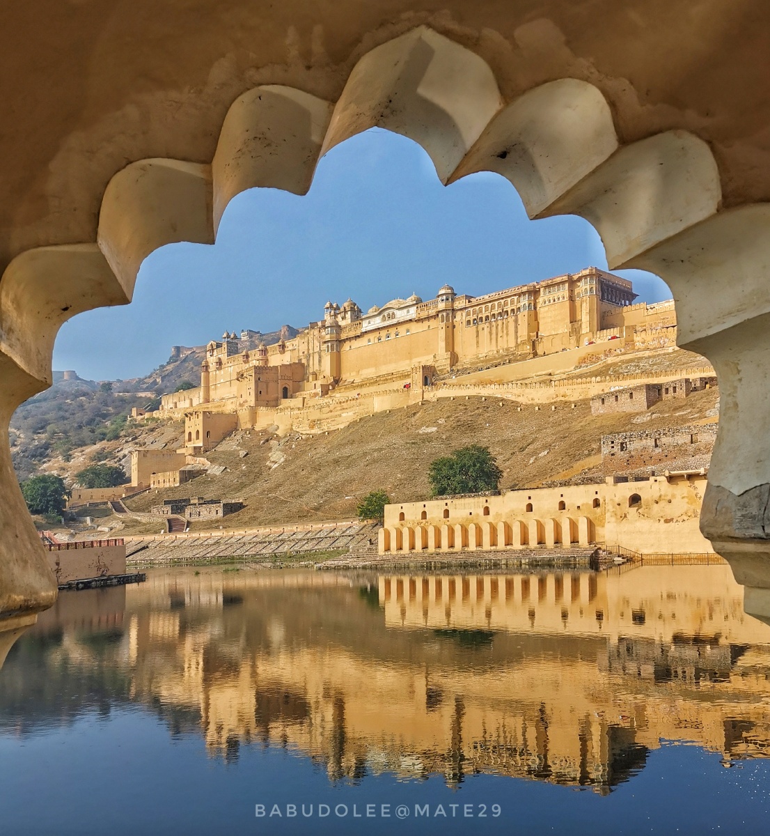 琥珀堡 琥珀堡(amberfort)位于印度斋浦尔城郊的一座小山上,是印度