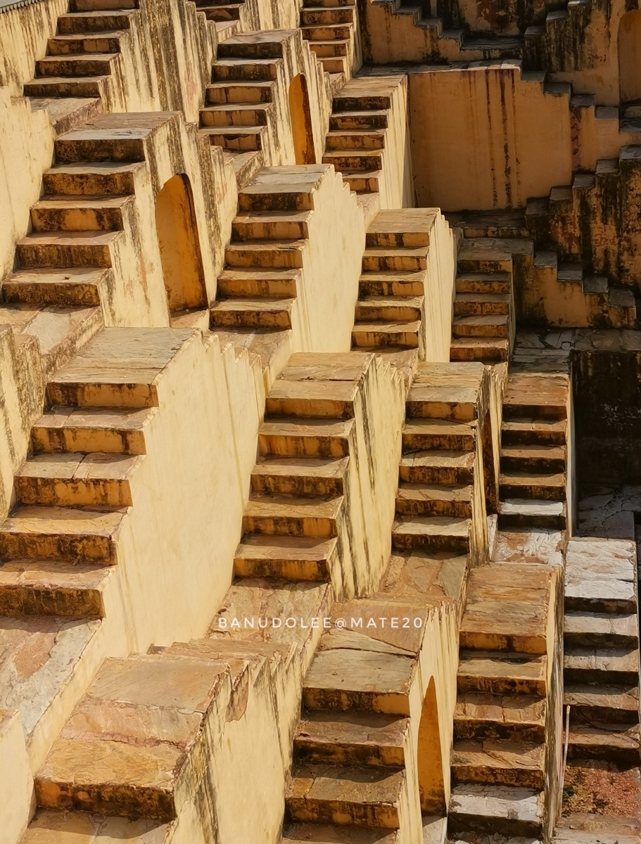 阶梯水井 印度是热带季风性气候,全年高温,降水分旱,雨两季.