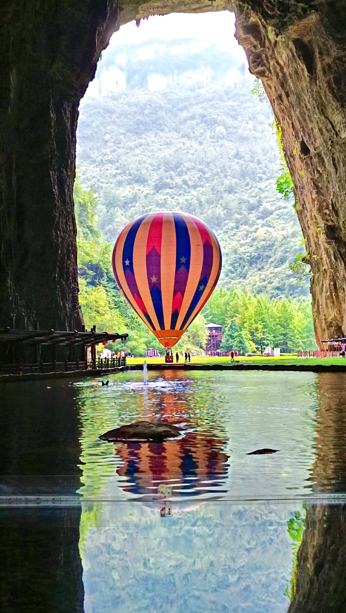 湖北恩施腾龙洞国家自然公园亚洲最大山洞热气球可以在洞里飞