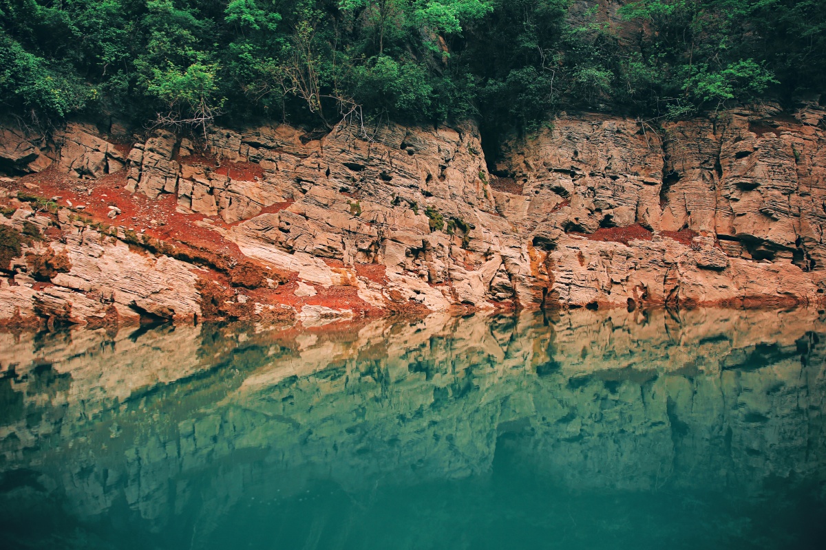 重庆巫山县坐长江三峡游轮看巫山小三峡长江大桥巫山悬棺