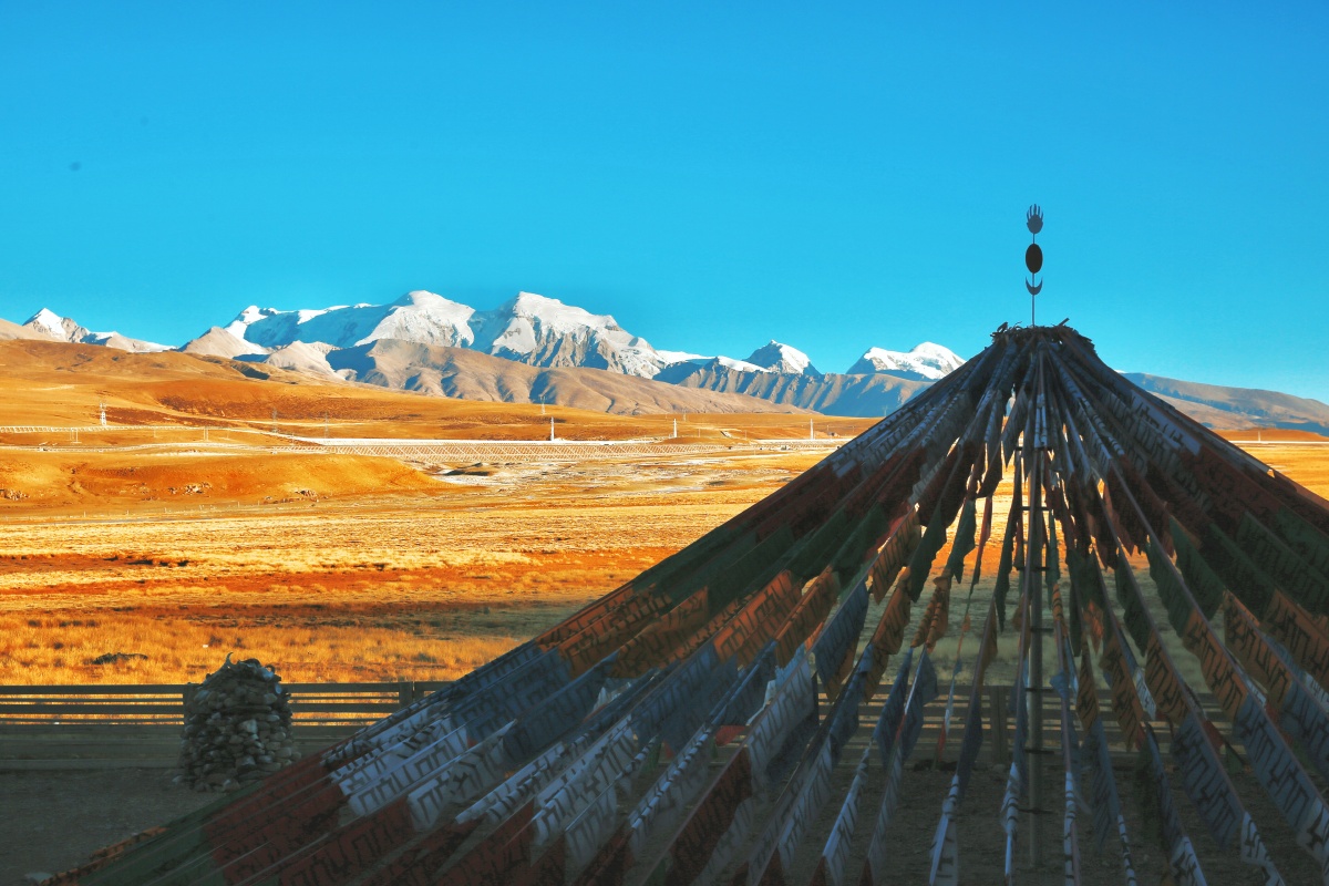 西藏念青唐古拉山藏北草原