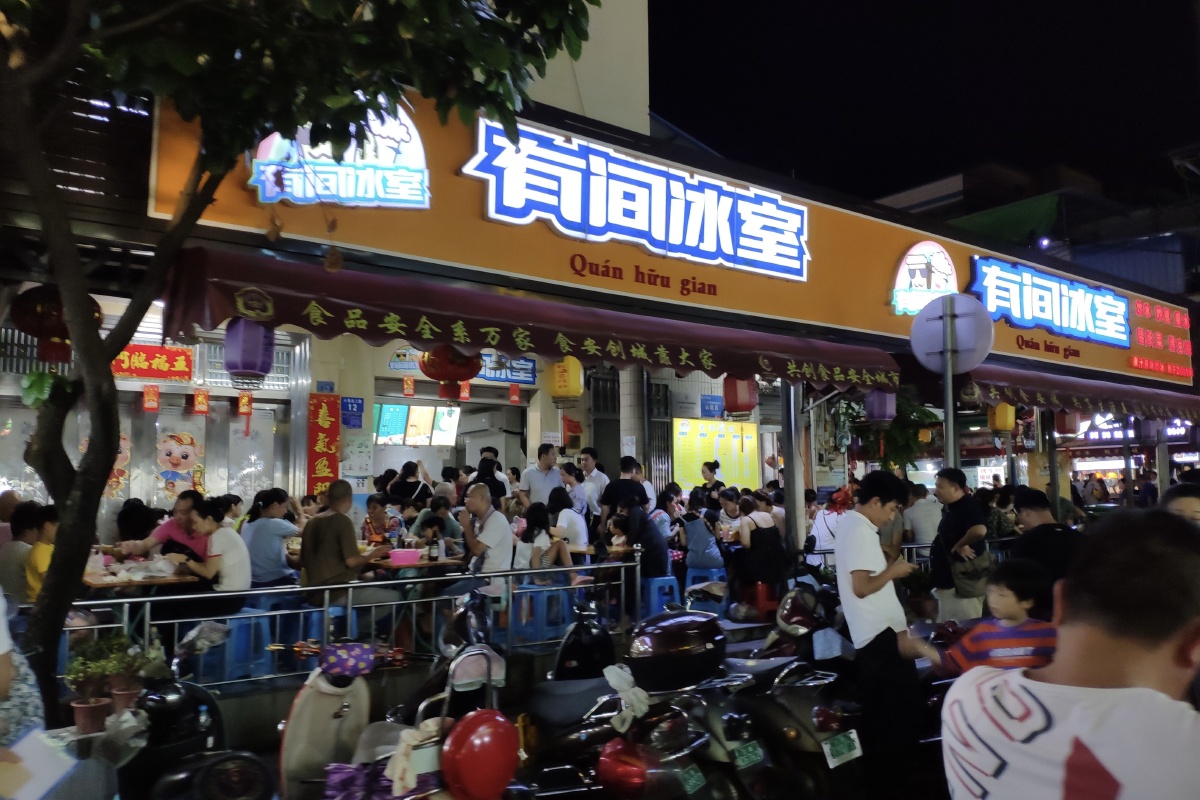 广西北海侨港风情街夜市很红火国内最像越南的地方要不是满街挂满五星