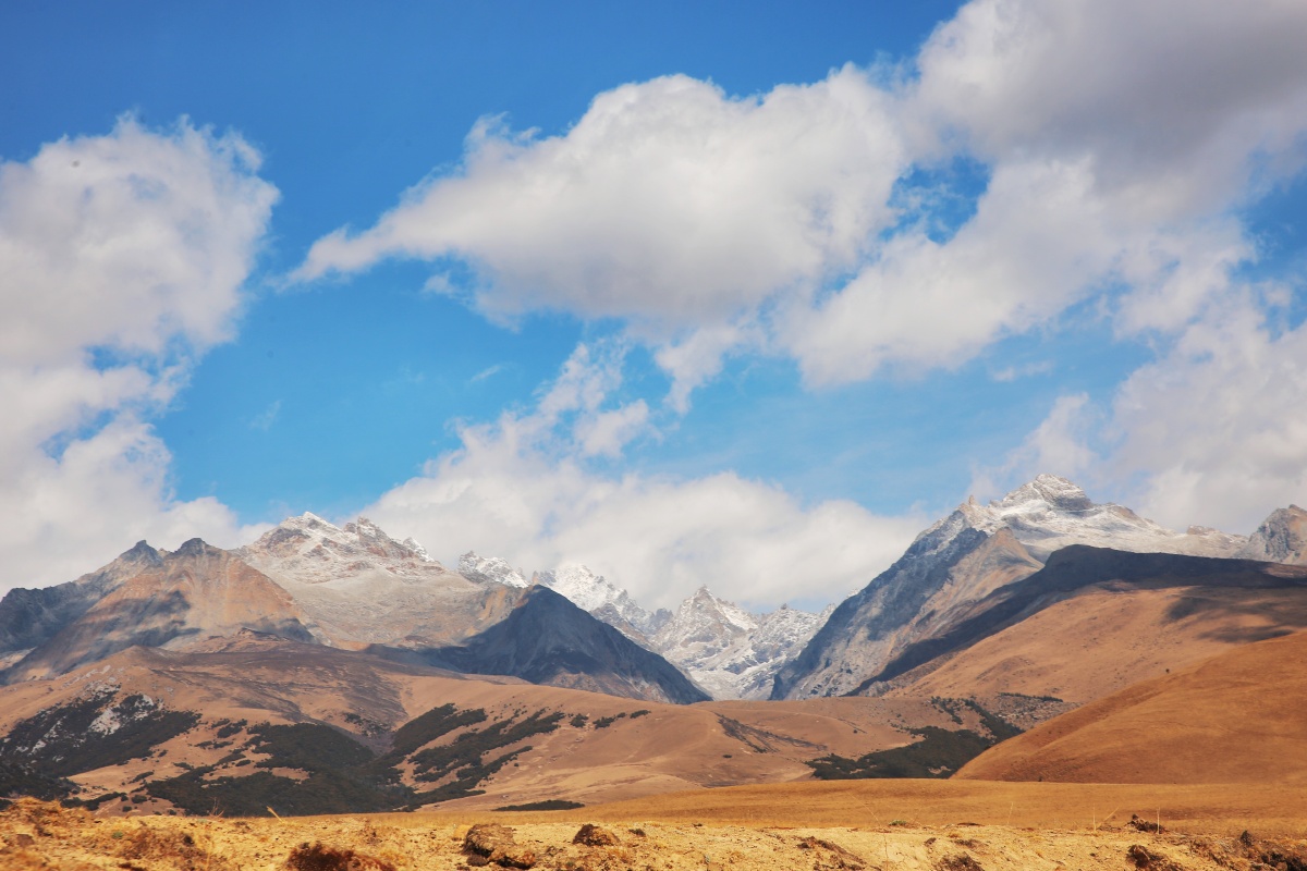 枯水期的格聂之眼格聂神山甘孜州理塘县