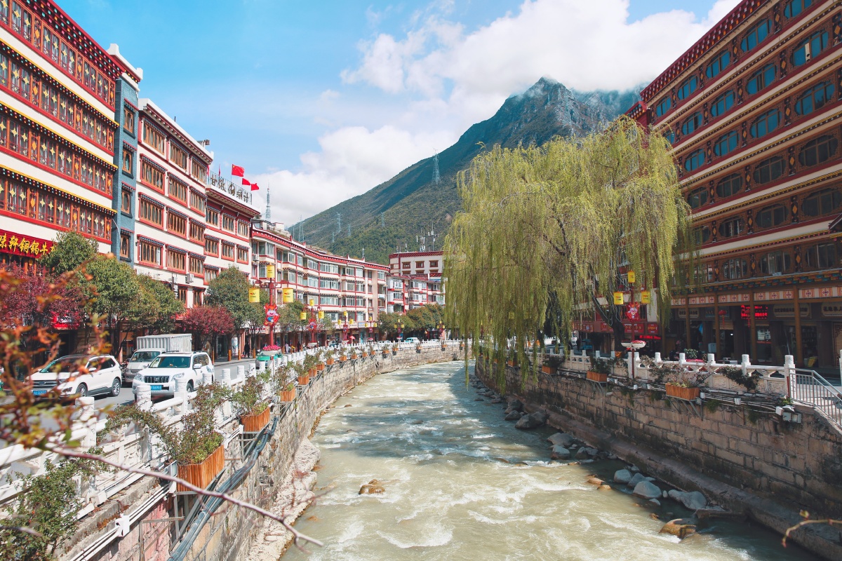 康定溜溜的城一首情歌带火一座城市