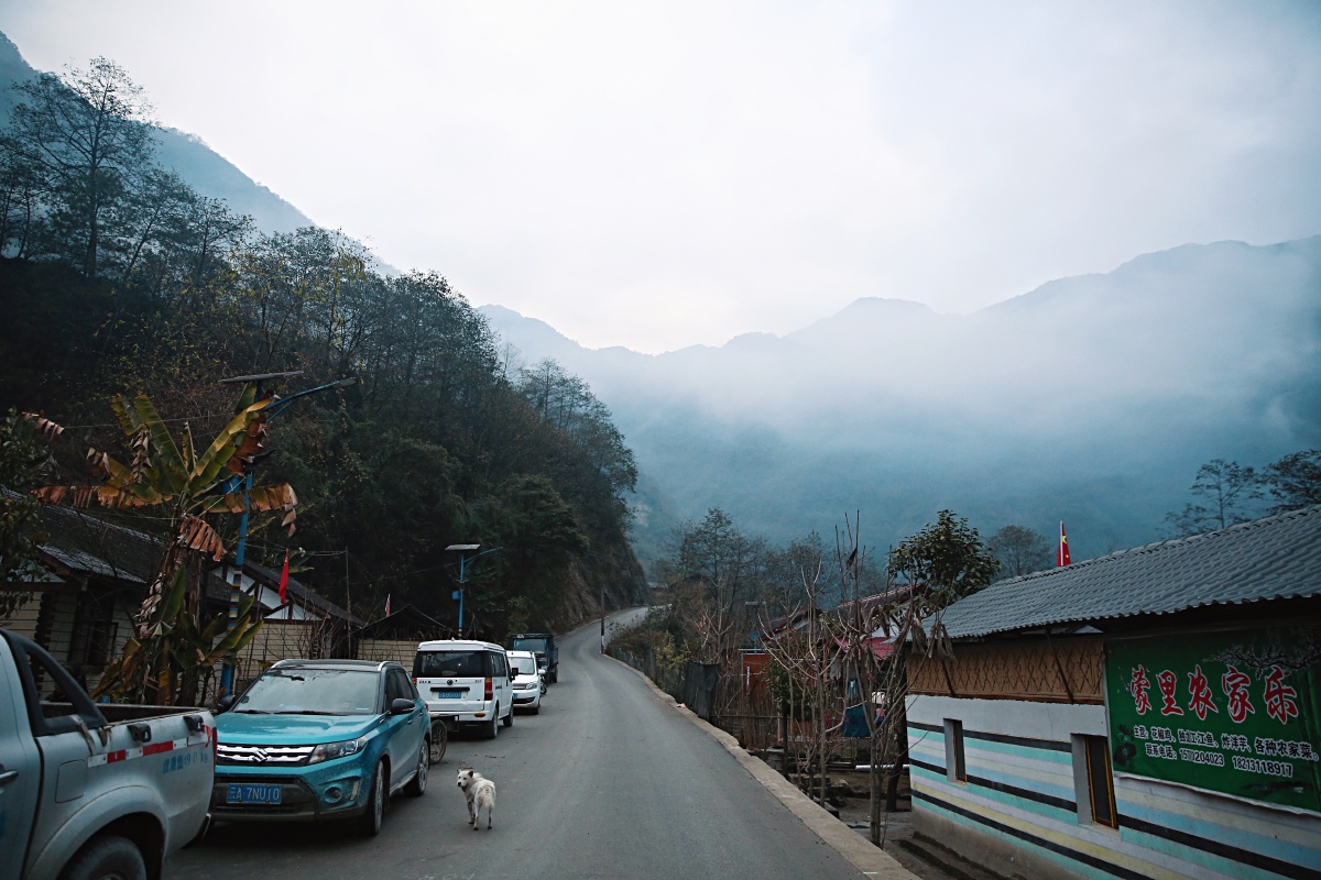 穿越独龙江探秘独龙村拍到了仅存不多的文面女这组照片非常珍贵