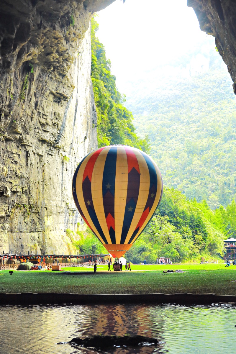 湖北恩施腾龙洞国家自然公园亚洲最大山洞热气球可以在洞里飞