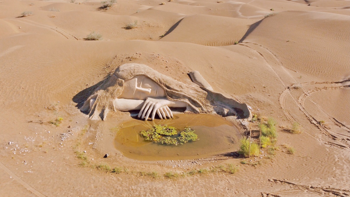 敦煌阿克塞库姆塔格沙漠游牧沙海的美女泉