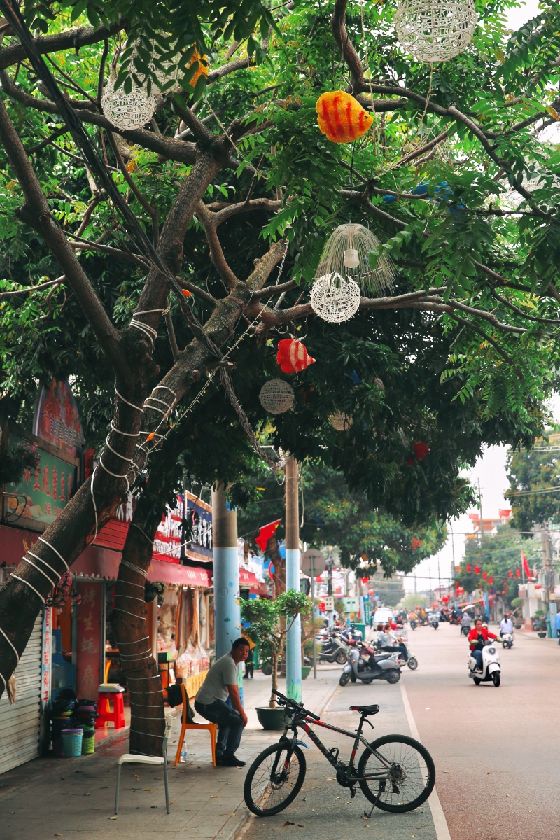 广西北海侨港风情街夜市很红火国内最像越南的地方要不是满街挂满五星