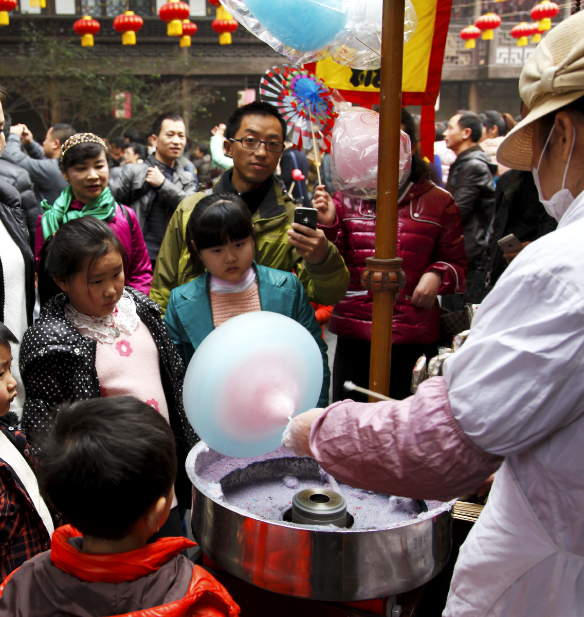 《棉花糖》:2014年2月3日,成都宽窄巷子,一商户现场制作棉花糖,吸引了