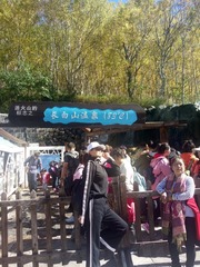 890360