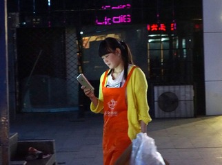 23.倒垃圾的女工 DSC00614