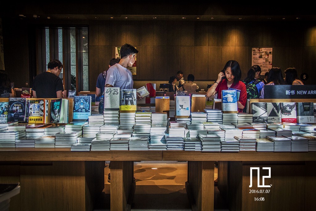 不知道多少次的进入书店<br />
不知道多少次的翻开同一本书<br />
又或者<br />
不知道多少次的遇见同一个人