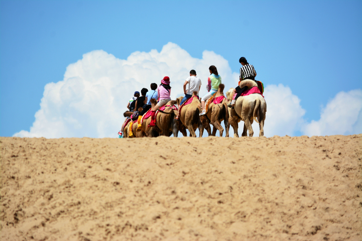  br />   br /> 玉龙沙湖热气蒸腾,热浪扑面而来,光脚走在沙漠中,只能