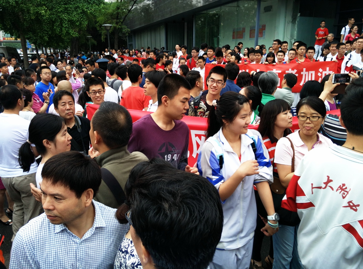 纪实拍摄人大附中超豪华的高考入场式