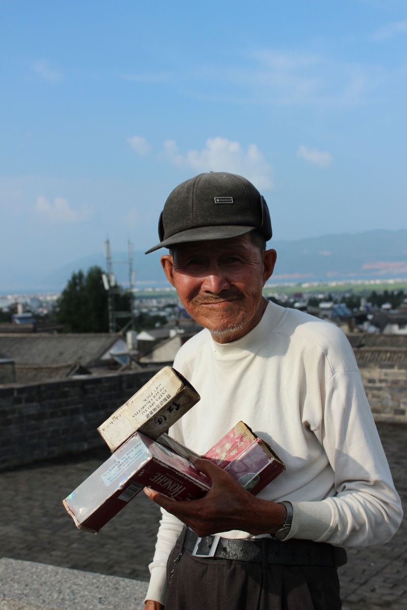 大理古城等孙子回家的白族爷爷